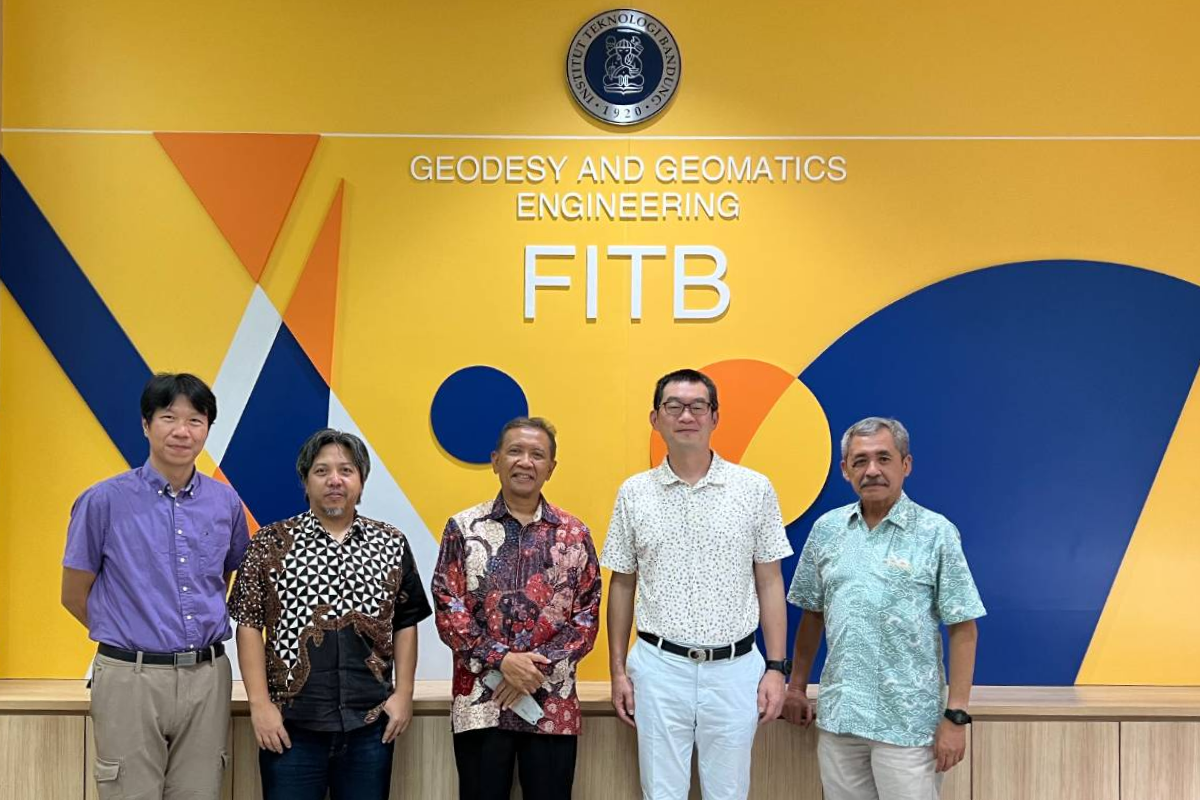 Visited the team of Ikatan Surveyor Indonesia (ISI), Institute of Technology Bandung (IBT) and Subsidence Observation Station along the Coast of North Jakarta's pic